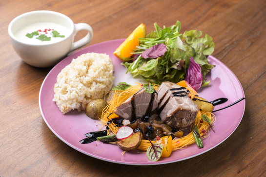 豚バラ肉の茹で焼き　あんずとくるみのチャッツネ.jpg